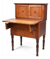 A SMALL FEDERAL TIGER MAPLE LADIES DESK.