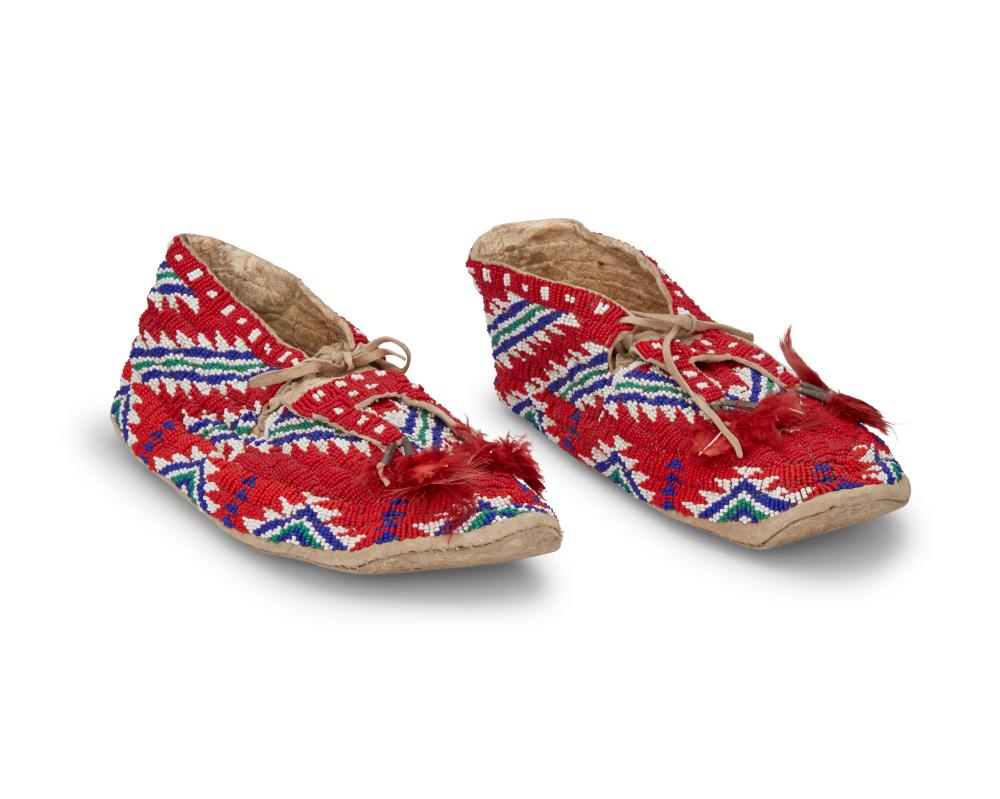 A PAIR OF SIOUX BEADED HIDE MOCCASINSA 3b2ef7
