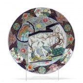 A LARGE JAPANESE PORCELAIN CHARGER 