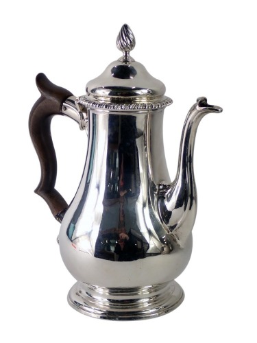 A George III silver coffee pot  3b0e5c