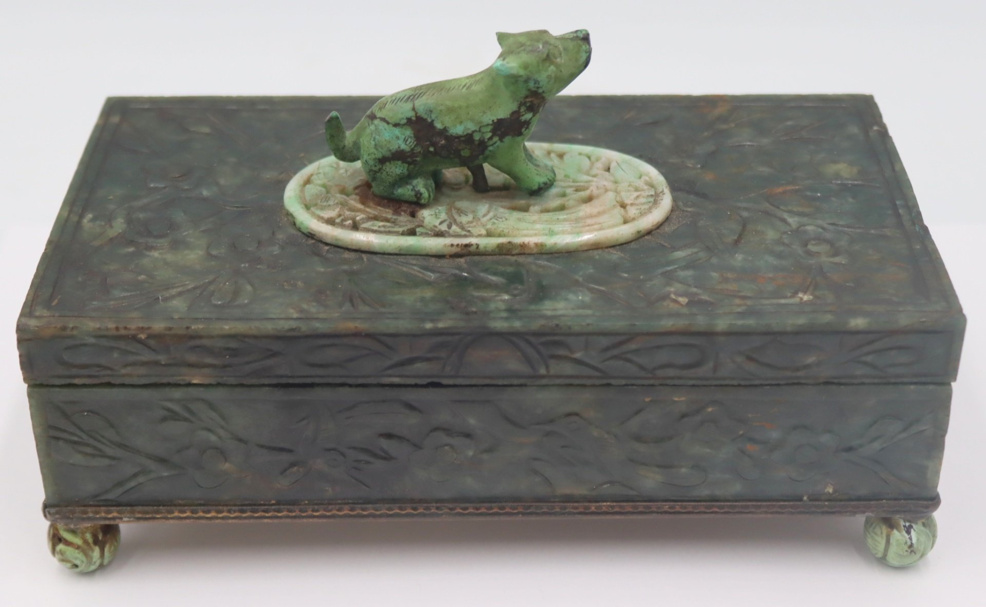 CHINESE CARVED LIDDED BOX WITH 3b3787
