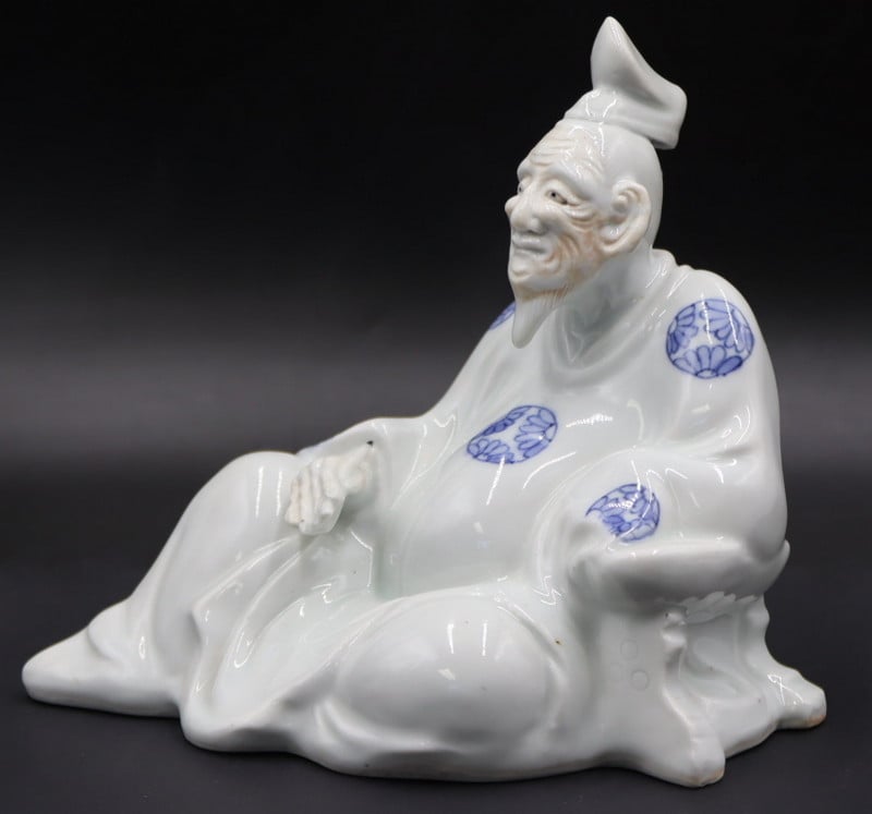 JAPANESE BLUE AND WHITE ROBED FIGURE 3b72ed