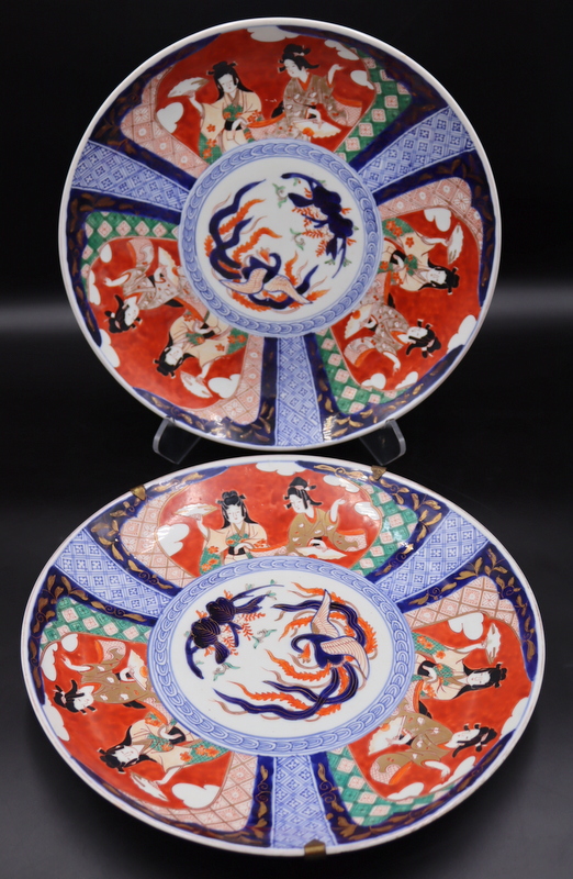 PAIR OF SIGNED JAPANESE IMARI CHARGERS.