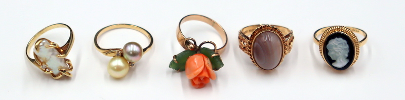 JEWELRY 5 ASSORTED GOLD RINGS 3b7d3a