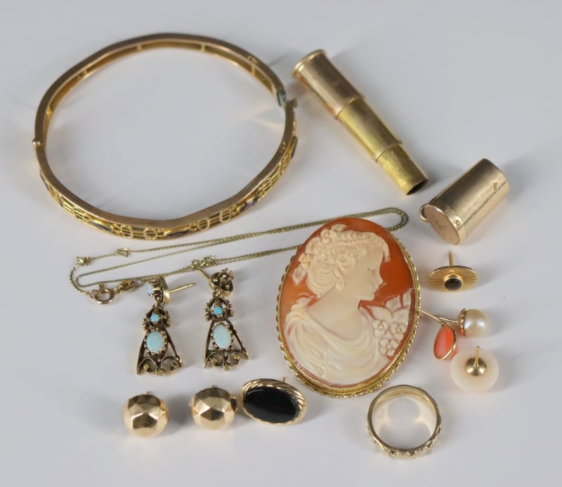 JEWELRY ASSORTED GOLD AND COSTUME 3b8033