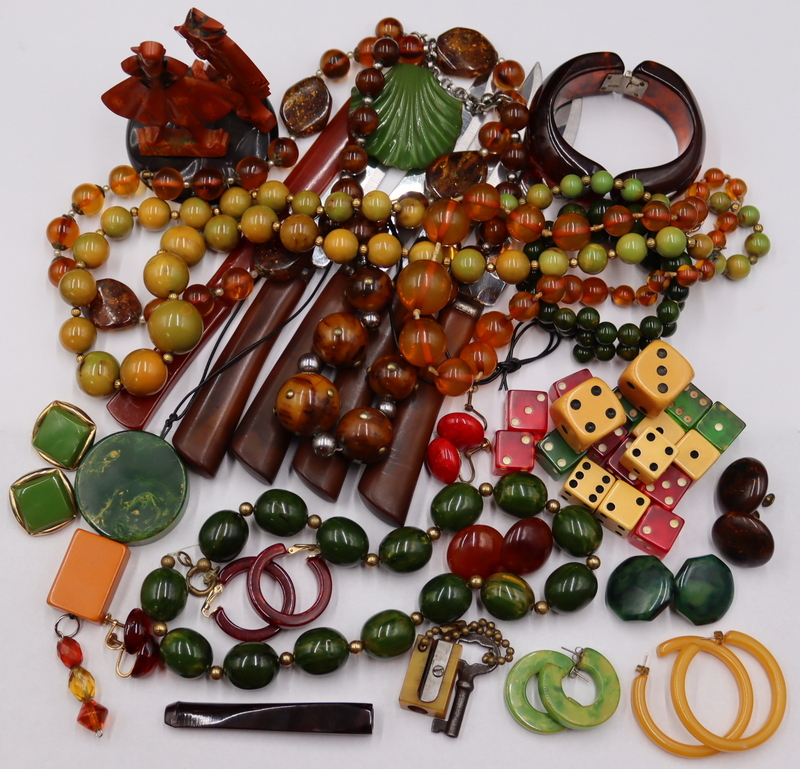 COLLECTION OF BAKELITE JEWELRY 3b80a5