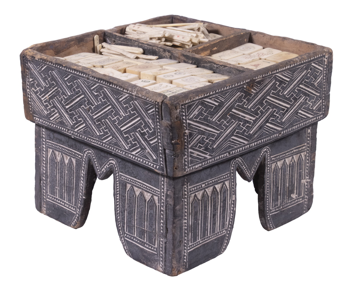 ANTIQUE MAHJONG SET IN CARVED WOODEN 3b65f2