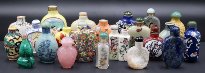 COLLECTION OF 22 SNUFF BOTTLES  3b9704