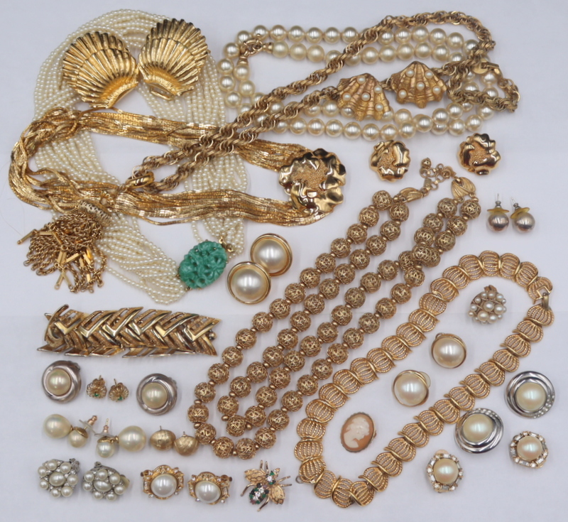 JEWELRY ASSORTED COSTUME AND GOLD 3b98e4