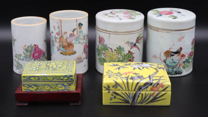 ASSORTED GROUPING OF CHINESE PORCELAINS  3ba5b2