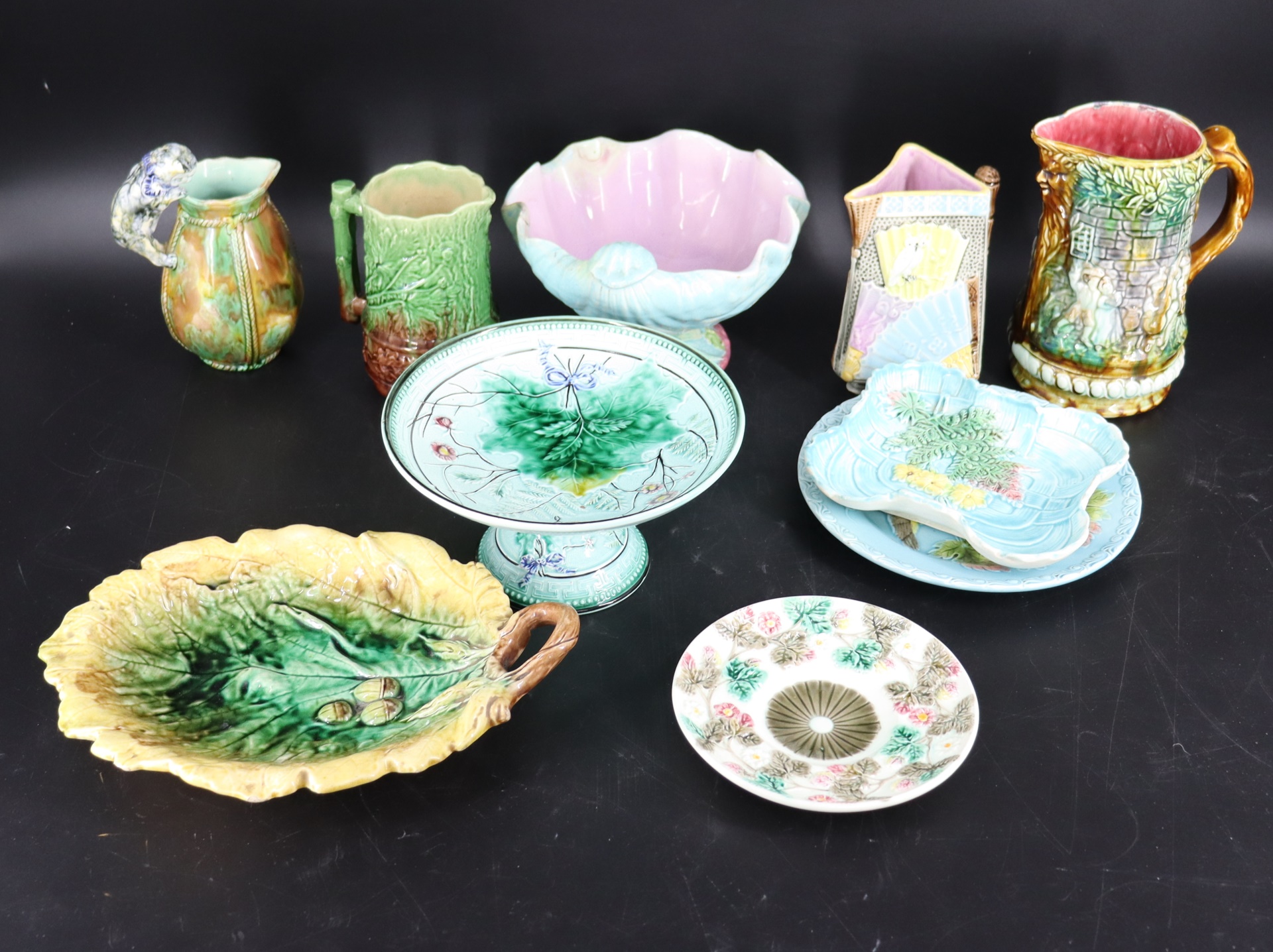 LARGE GROUPING OF ANTIQUE MAJOLICA 3b888e