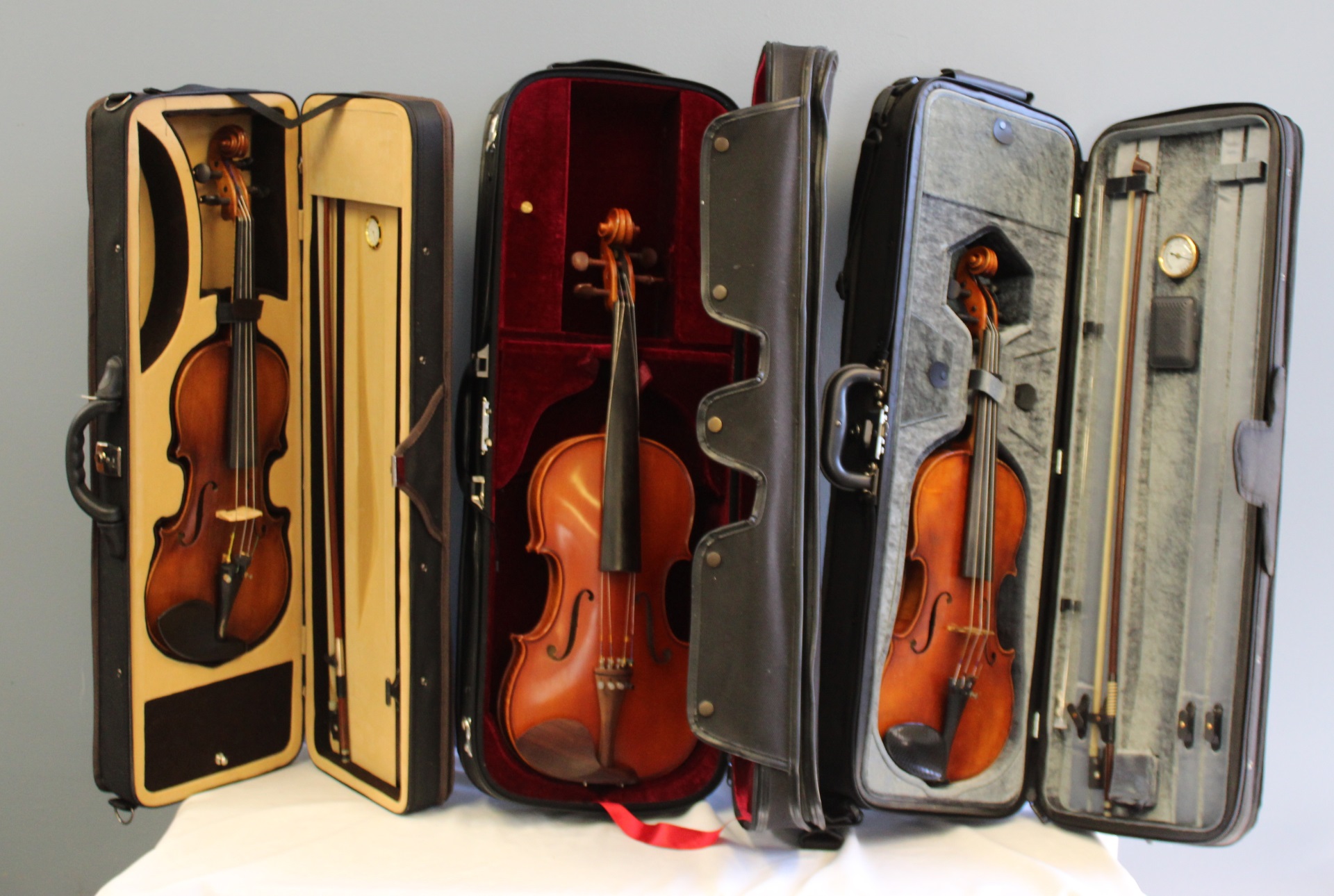 GROUP OF 3 VIOLINS IN SOFT CASES 3bc65a