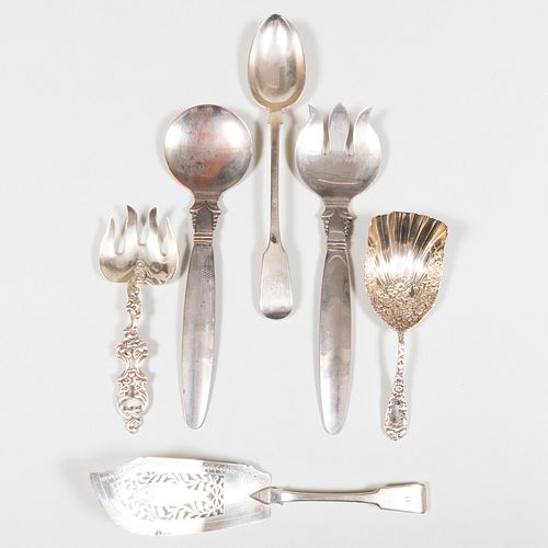 GROUP OF SILVER SERVING PIECESComprising A 3bb5af