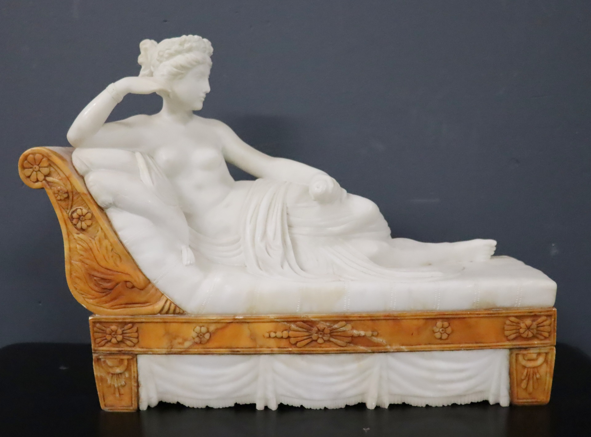 UNSIGNED MARBLE SCULPTURE OF A 3be1f6