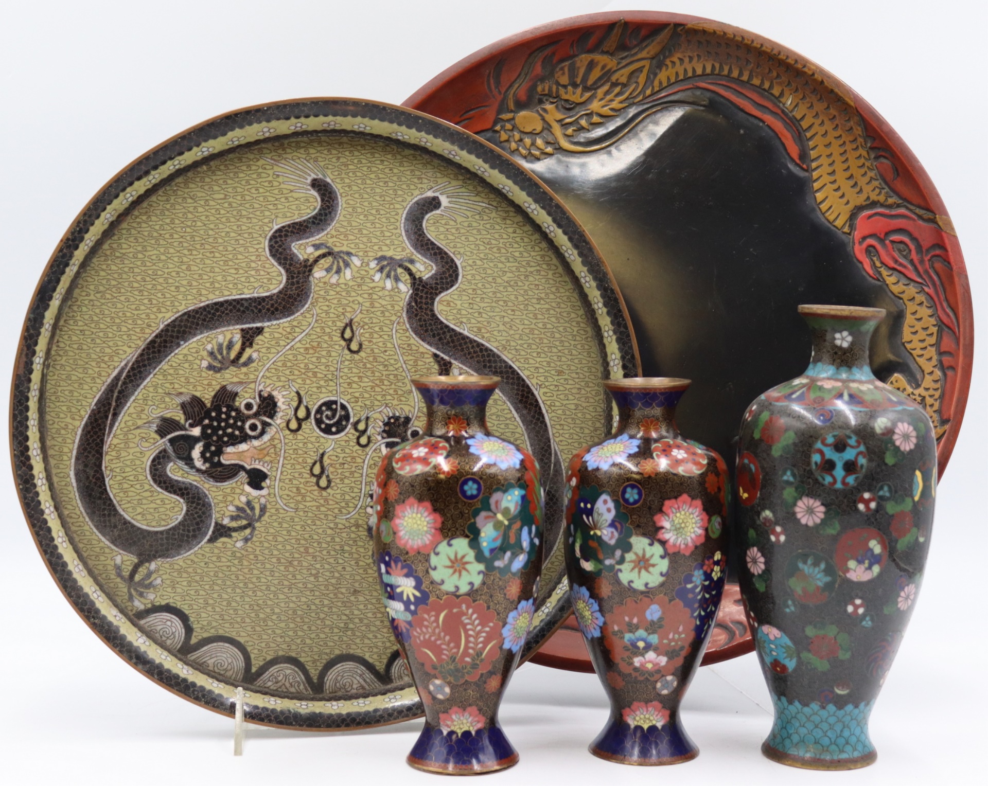 CHINESE LACQUER AND CLOISONNE GROUPING  3be33c