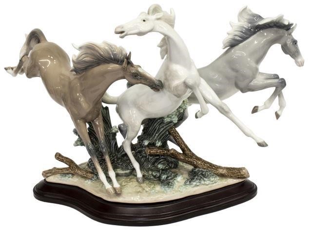 LARGE LLADRO FIGURAL HORSE GROUP