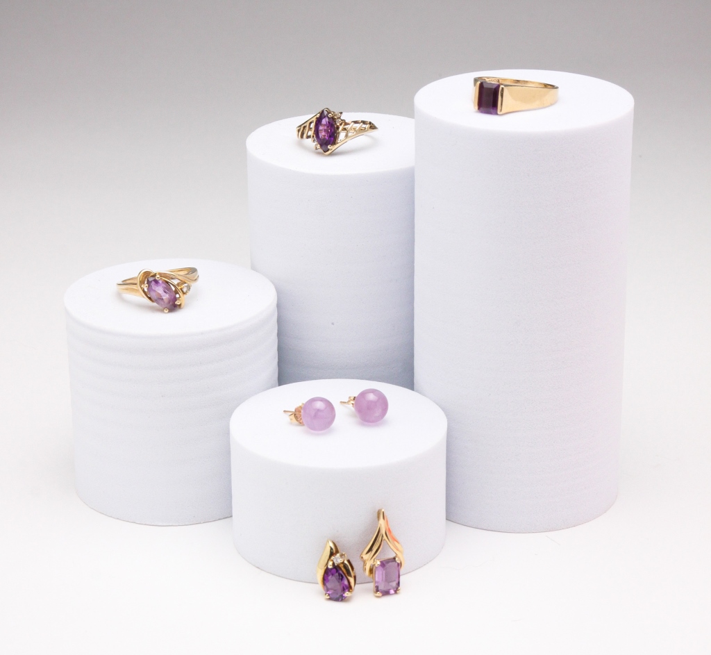 SMALL GROUP GOLD AND AMETHYST JEWELRY  3bf02e