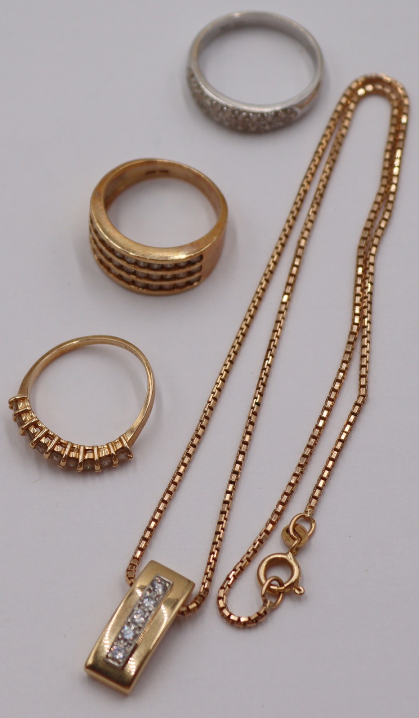 JEWELRY. ASSORTED GROUPING OF GOLD