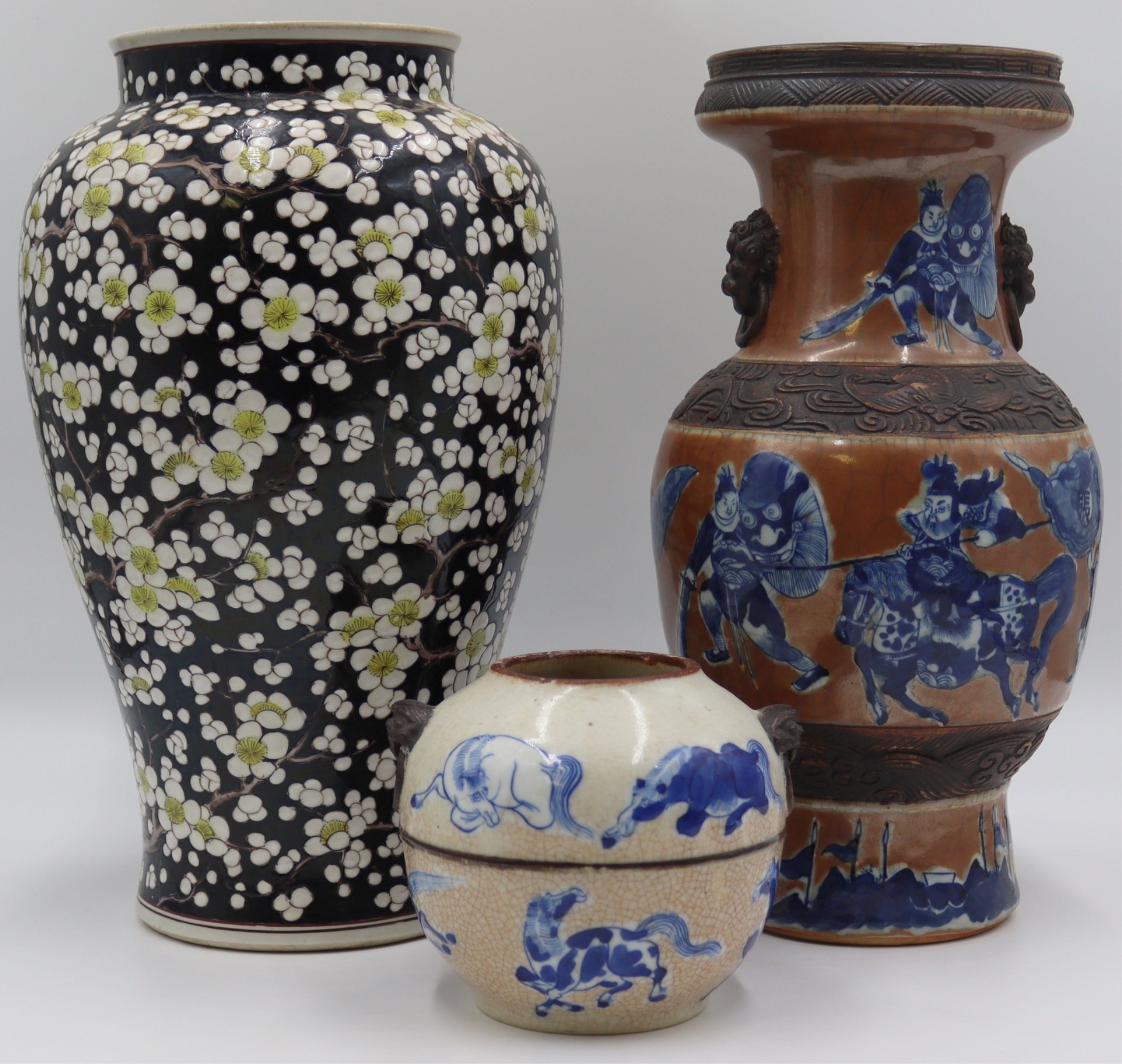 GROUPING OF CHINESE PORCELAIN  3bde8f