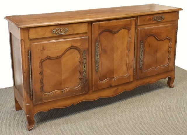 FRENCH PROVINCIAL FRUITWOOD SIDEBOARD 3c1de3