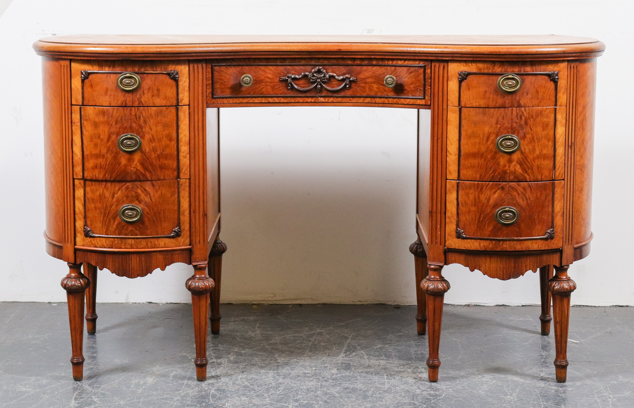 FRENCH KIDNEY-FORM WRITING DESK