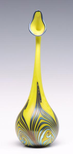 A CONTEMPORARY ART GLASS VASE SIGNED 3c2400