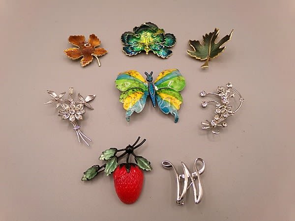 Group of 8 Vintage Brooches c1950  3c8ef9