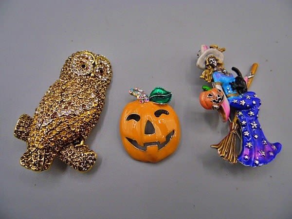 Group of 3 Halloween Brooches  3c8f02