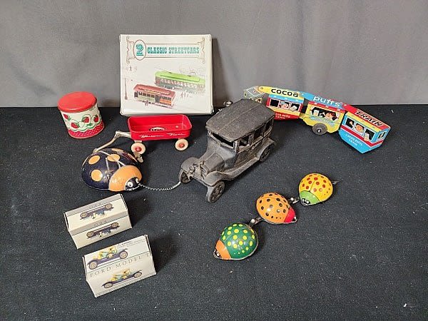 Group with Vintage tin toys and 3c8f67