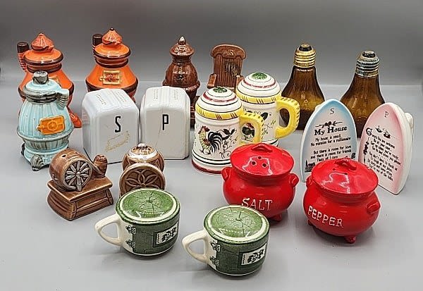 Vintage Salt and Pepper Shakers Novelty 3c8fd1