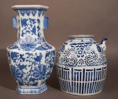 CHINESE BLUE AND WHITE PORCELAIN TEAPOT