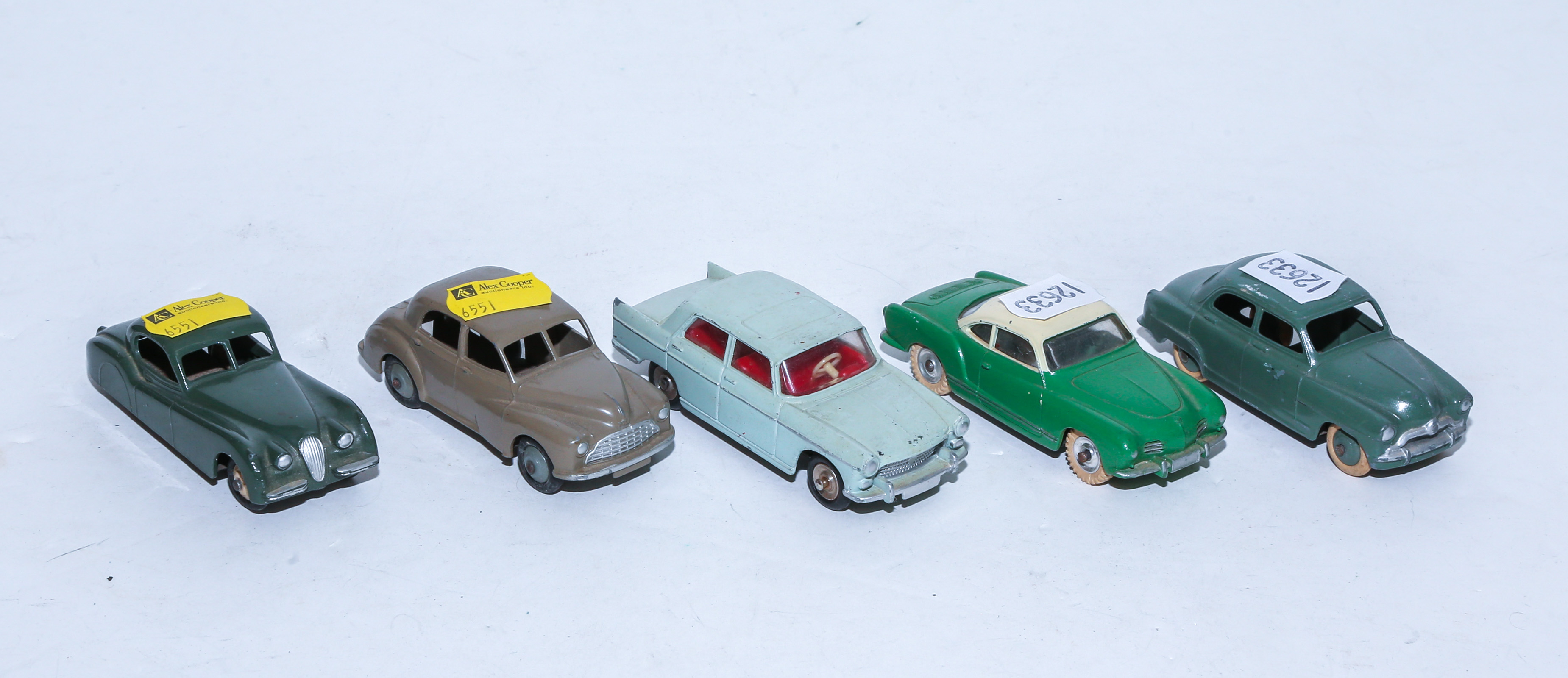 A COLLECTION OF DINKY TOYS VEHICLES 3c7783