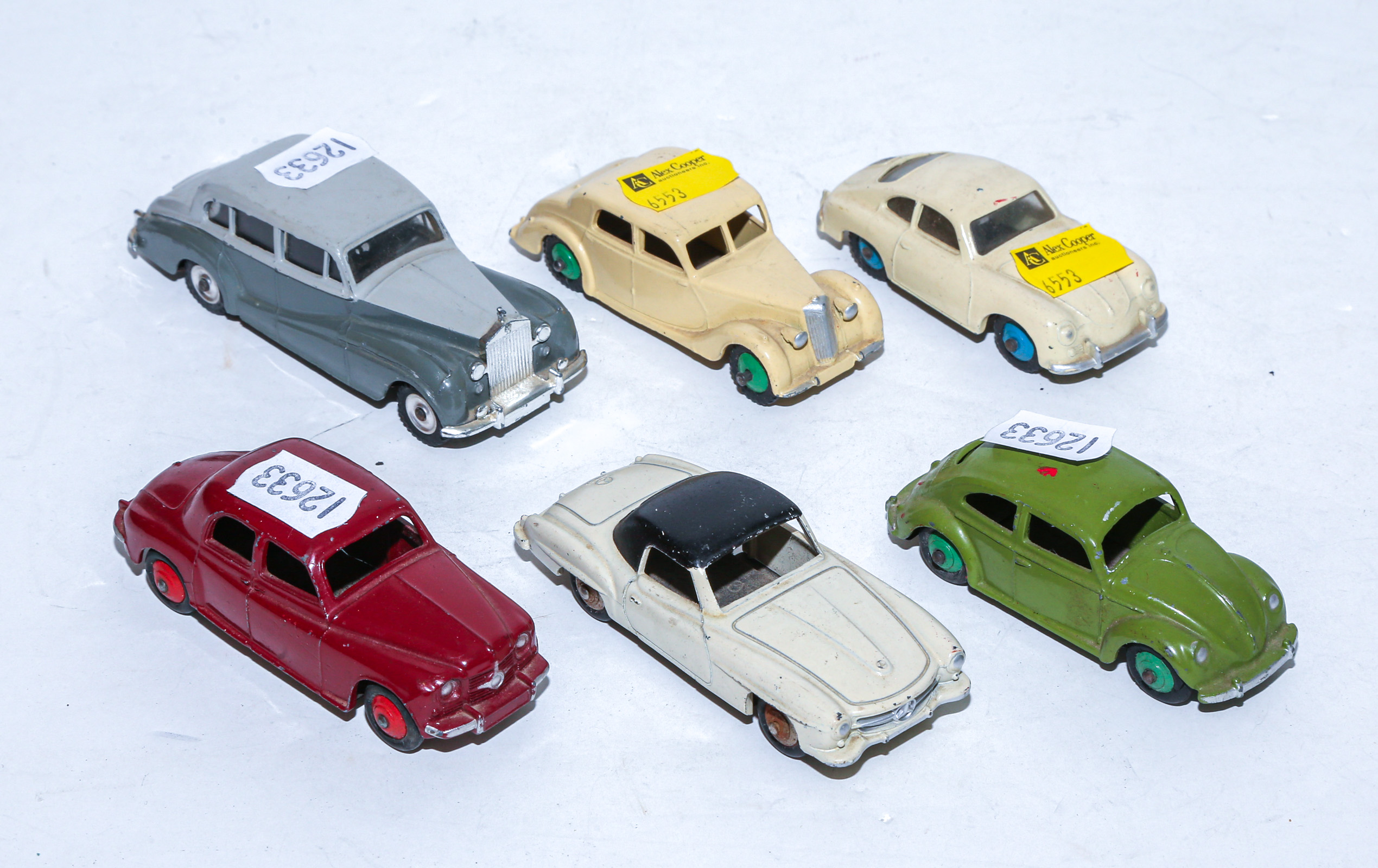A COLLECTION OF DINKY TOYS VEHICLES 3c7785