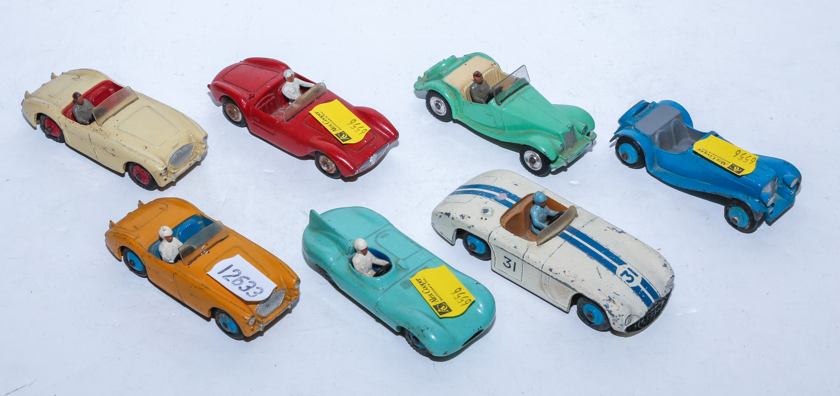 A COLLECTION OF DINKY TOYS VEHICLES 3c7788