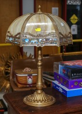 A VINTAGE TABLE LAMP WITH SLAG 3cb3a3