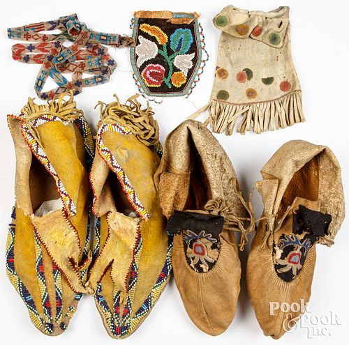 NATIVE AMERICAN INDIAN BEADED MOCCASINS  3c999d