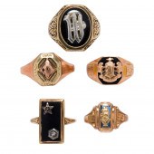 A GROUP OF GOLD CLASS AND MASONIC RINGS