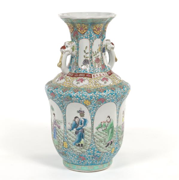 CHINESE PORCELAIN VASE WITH EIGHT 3cbc6a