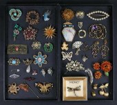 LOT OF VINTAGE COSTUME JEWELRY BROOCHESLot