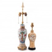 2 CHINESE URN TABLE LAMPS, FAMILLE