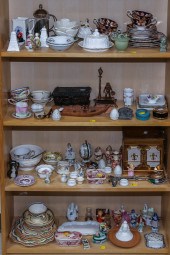 LARGE ASSORTMENT OF COLLECTIBLES